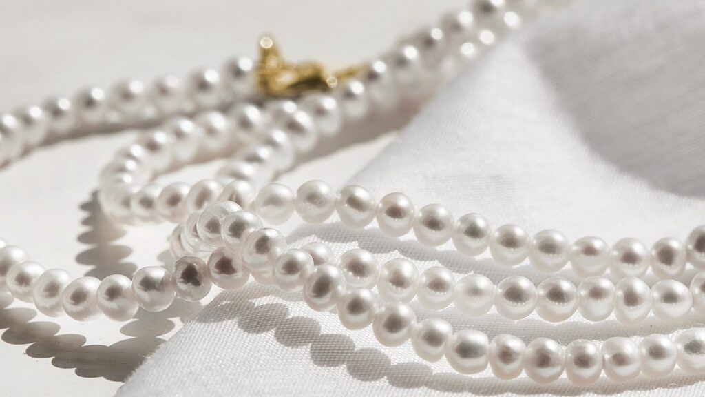 Perlenketten verschenken: Bedeutung & zeitlose Eleganz